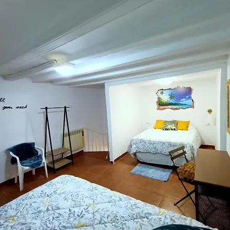 Colors Fira Gran Via Apartman *