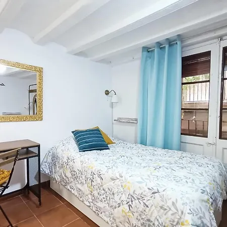 Colors Fira Gran Via Apartman *